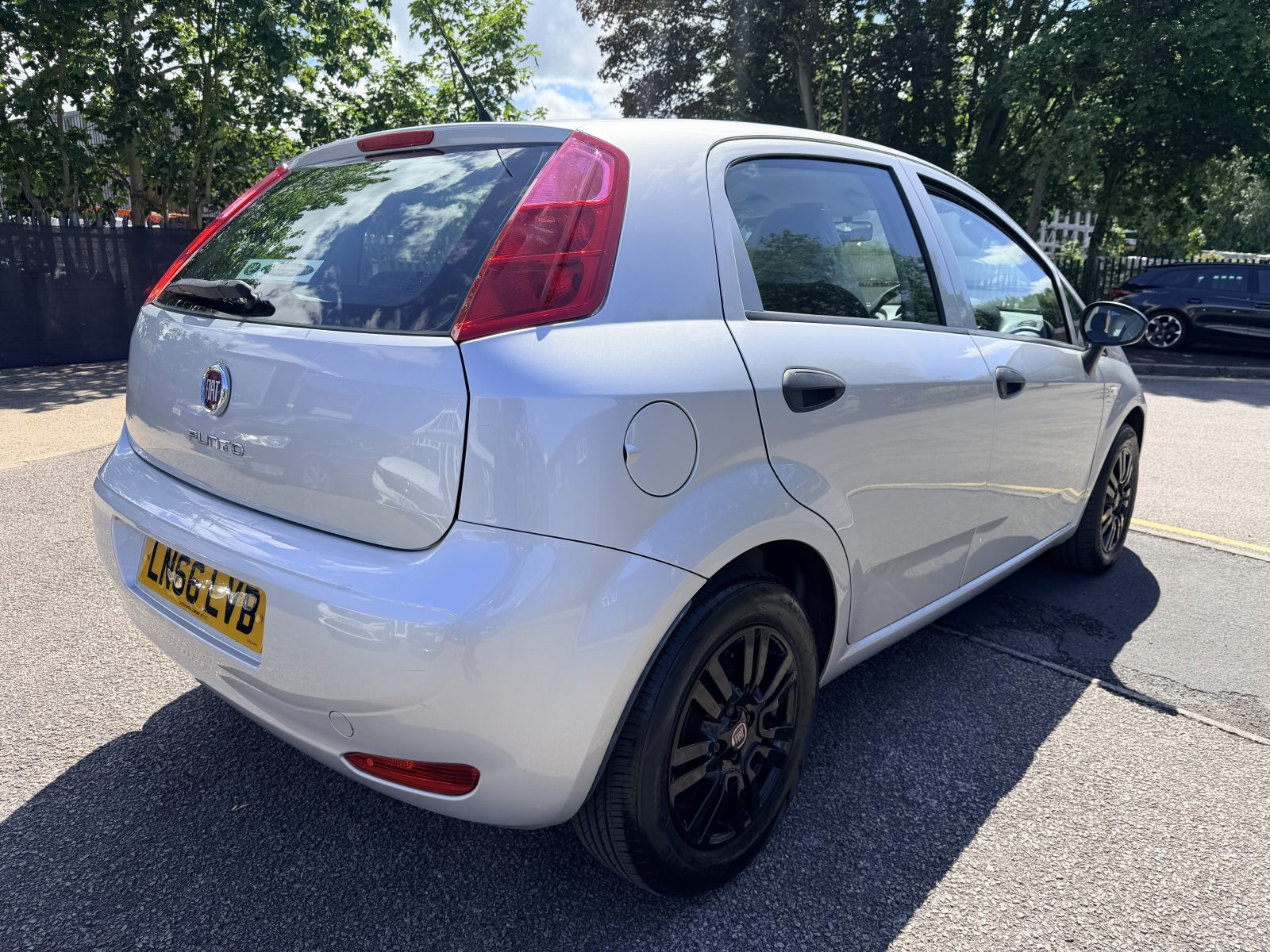 Fiat Punto Pop + 1.2 Pop + Hatchback 5dr Petrol Euro 6 (69 bhp) — photo 3
