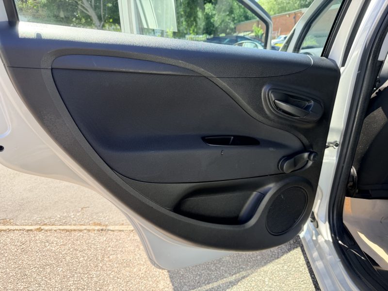 Fiat Punto Pop + 1.2 Pop + Euro 6 (69 bhp) 2016 — photo 30 of 38
