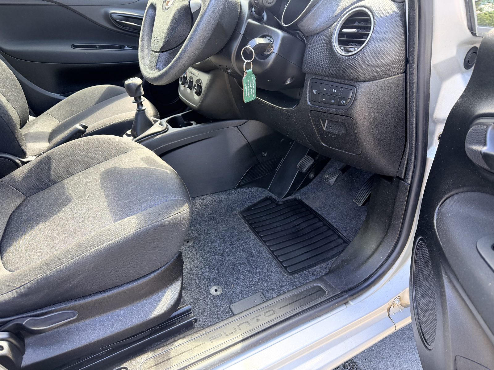 Fiat Punto Pop + 1.2 Pop + Hatchback 5dr Petrol Euro 6 (69 bhp) — photo 16