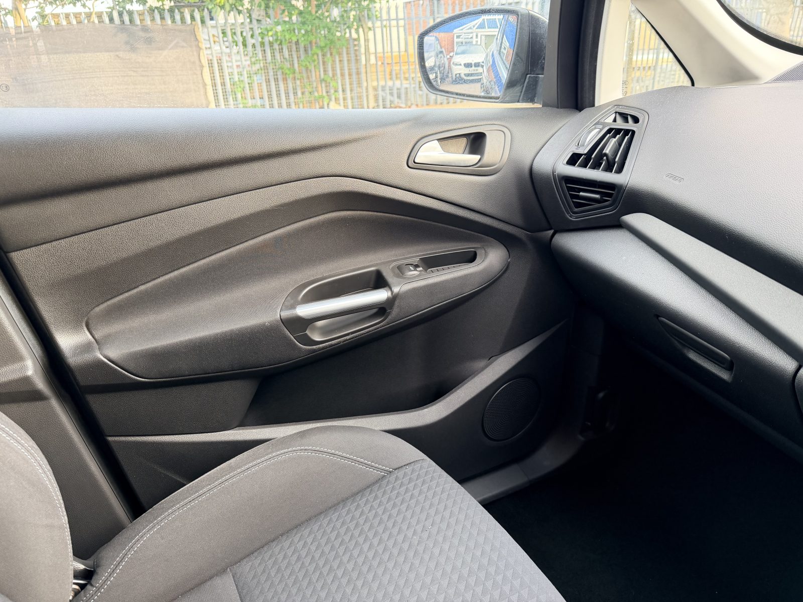 Ford C-Max Zetec TDCi 2016 — photo 23