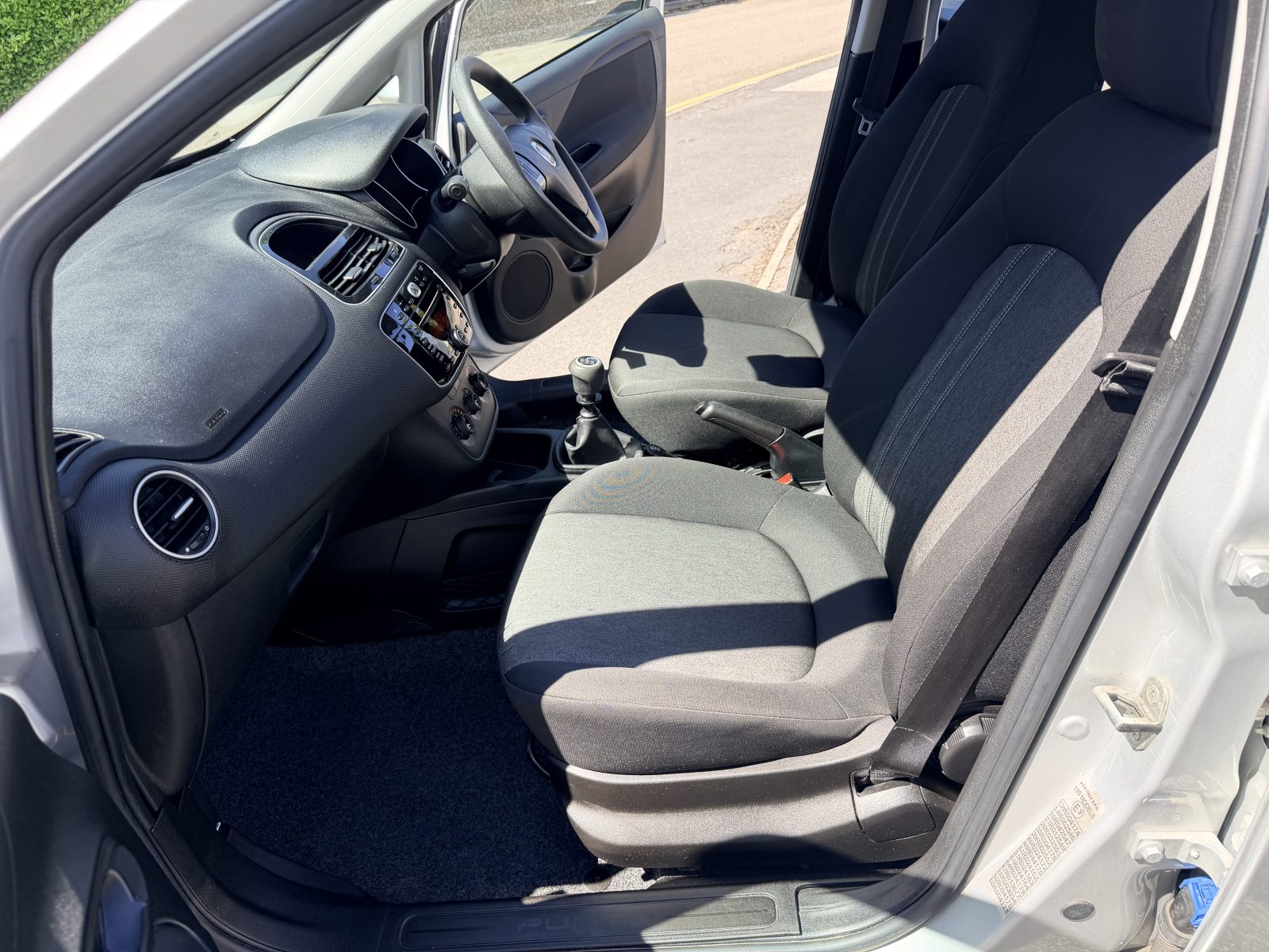 Fiat Punto Pop + 1.2 Pop + Hatchback 5dr Petrol Euro 6 (69 bhp) — photo 24