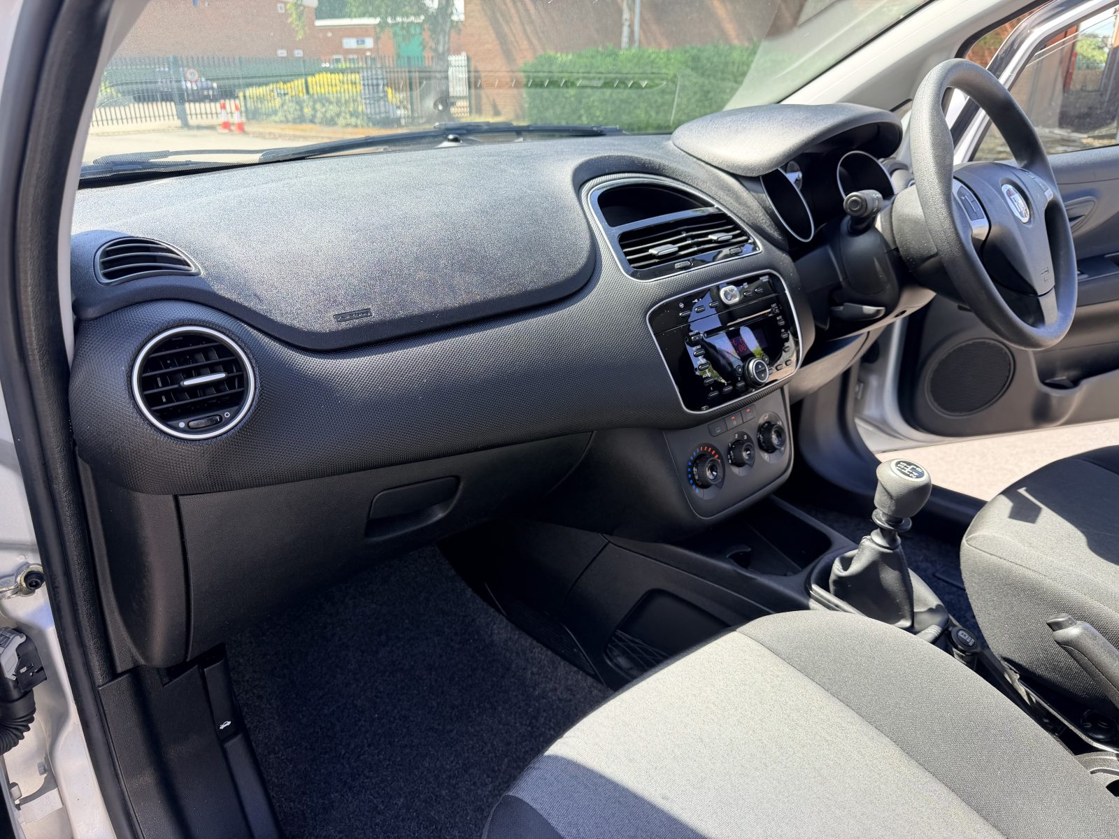 Fiat Punto Pop + 1.2 Pop + Hatchback 5dr Petrol Euro 6 (69 bhp) — photo 25