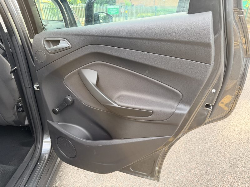 Ford C-Max Zetec TDCi 2016 — photo 28 of 61