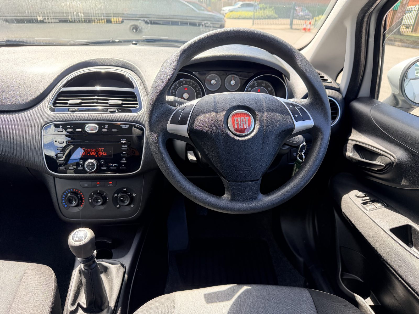 Fiat Punto Pop + 1.2 Pop + Hatchback 5dr Petrol Euro 6 (69 bhp) — photo 2