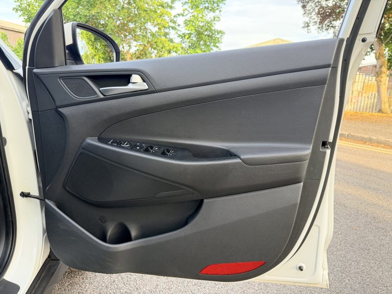 Hyundai Tucson Premium SE 2.0 CRDi Euro 6 (s/s) (136 ps) 2015 — photo 23 of 38