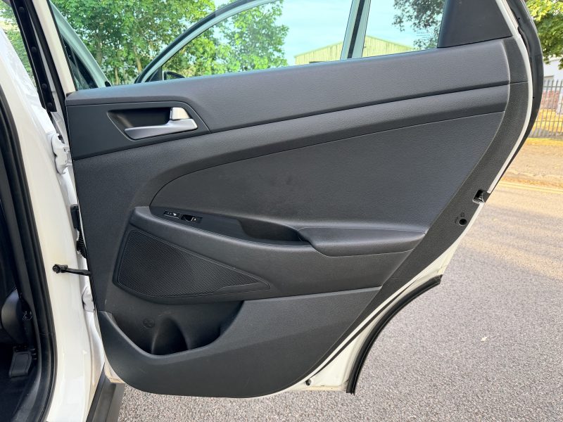 Hyundai Tucson Premium SE 2.0 CRDi Euro 6 (s/s) (136 ps) 2015 — photo 25 of 38