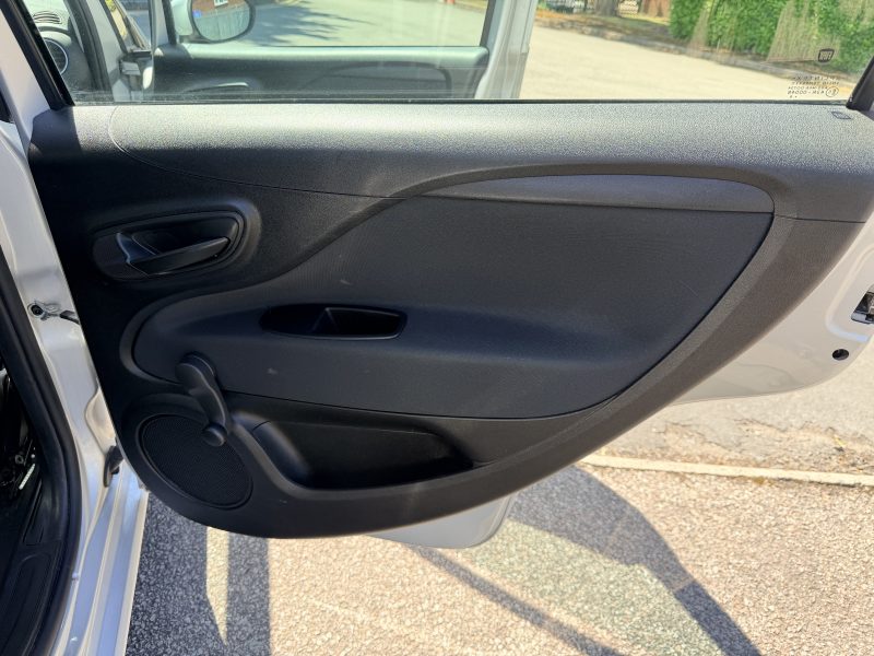 Fiat Punto Pop + 1.2 Pop + Euro 6 (69 bhp) 2016 — photo 31 of 38