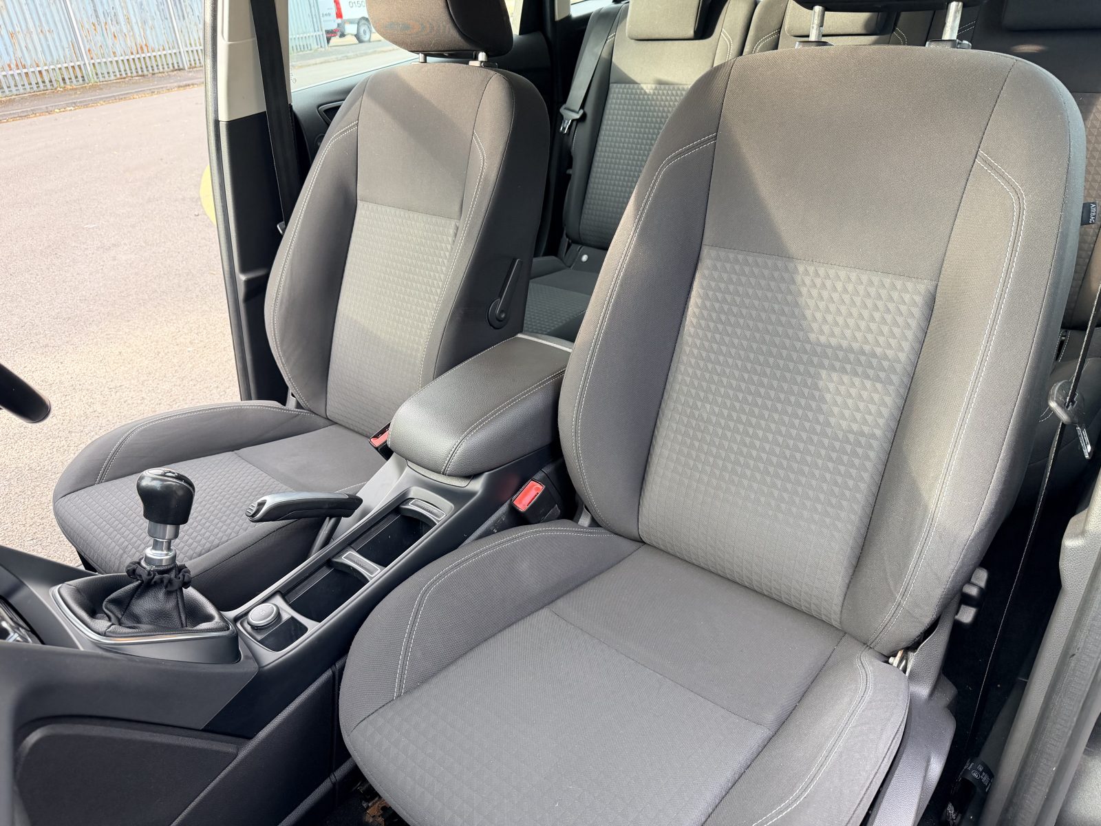 Ford C-Max Zetec TDCi 2016 — photo 41