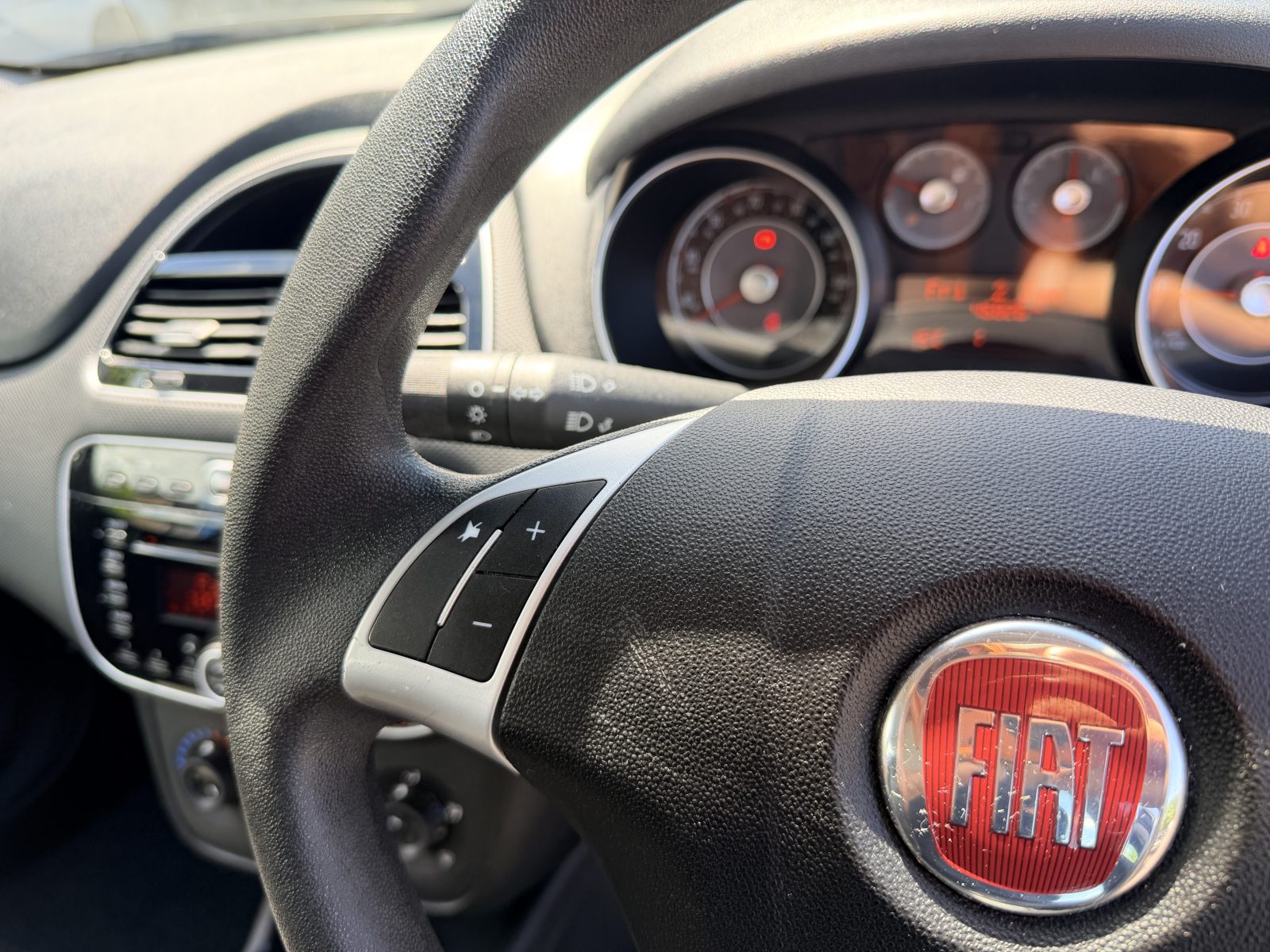 Fiat Punto Pop + 1.2 Pop + Hatchback 5dr Petrol Euro 6 (69 bhp) — photo 23