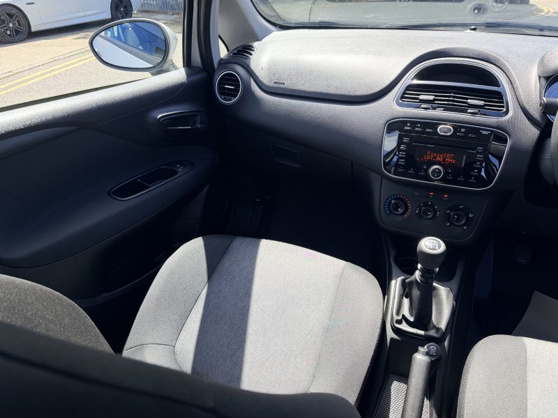 Fiat Punto Pop + 1.2 Pop + Euro 6 (69 bhp) 2016 — photo 13 of 38