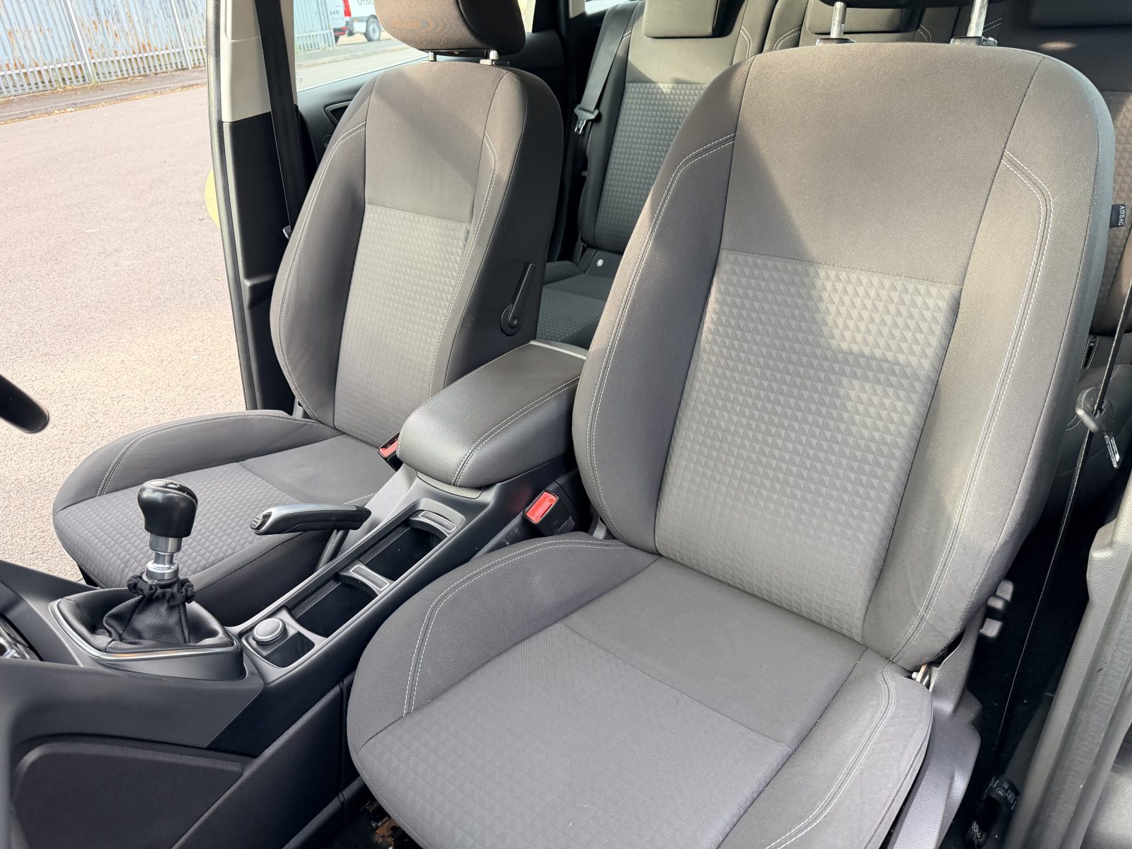 Ford C-Max Zetec TDCi 2016 — photo 44
