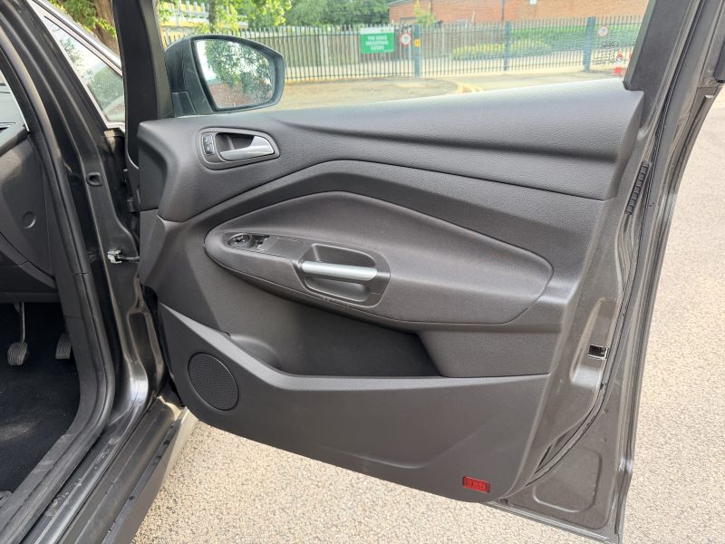 Ford C-Max Zetec TDCi 2016 — photo 26 of 61