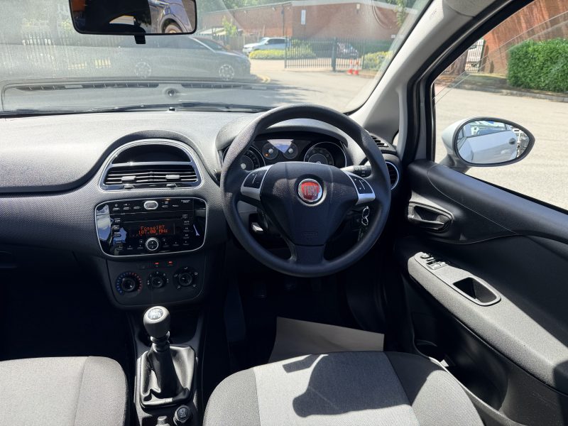 Fiat Punto Pop + 1.2 Pop + Euro 6 (69 bhp) 2016 — photo 12 of 38
