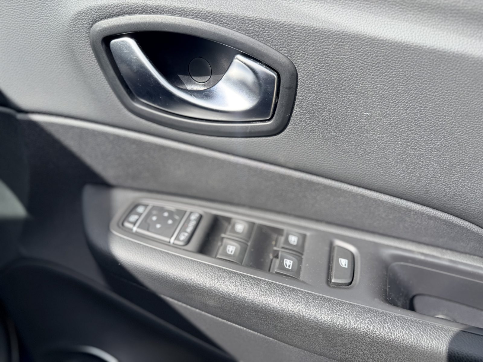 1.2 TCe ENERGY Dynamique S Nav SUV 5dr Petrol Manual Euro 6 (s/s) (120 ps) — photo 26