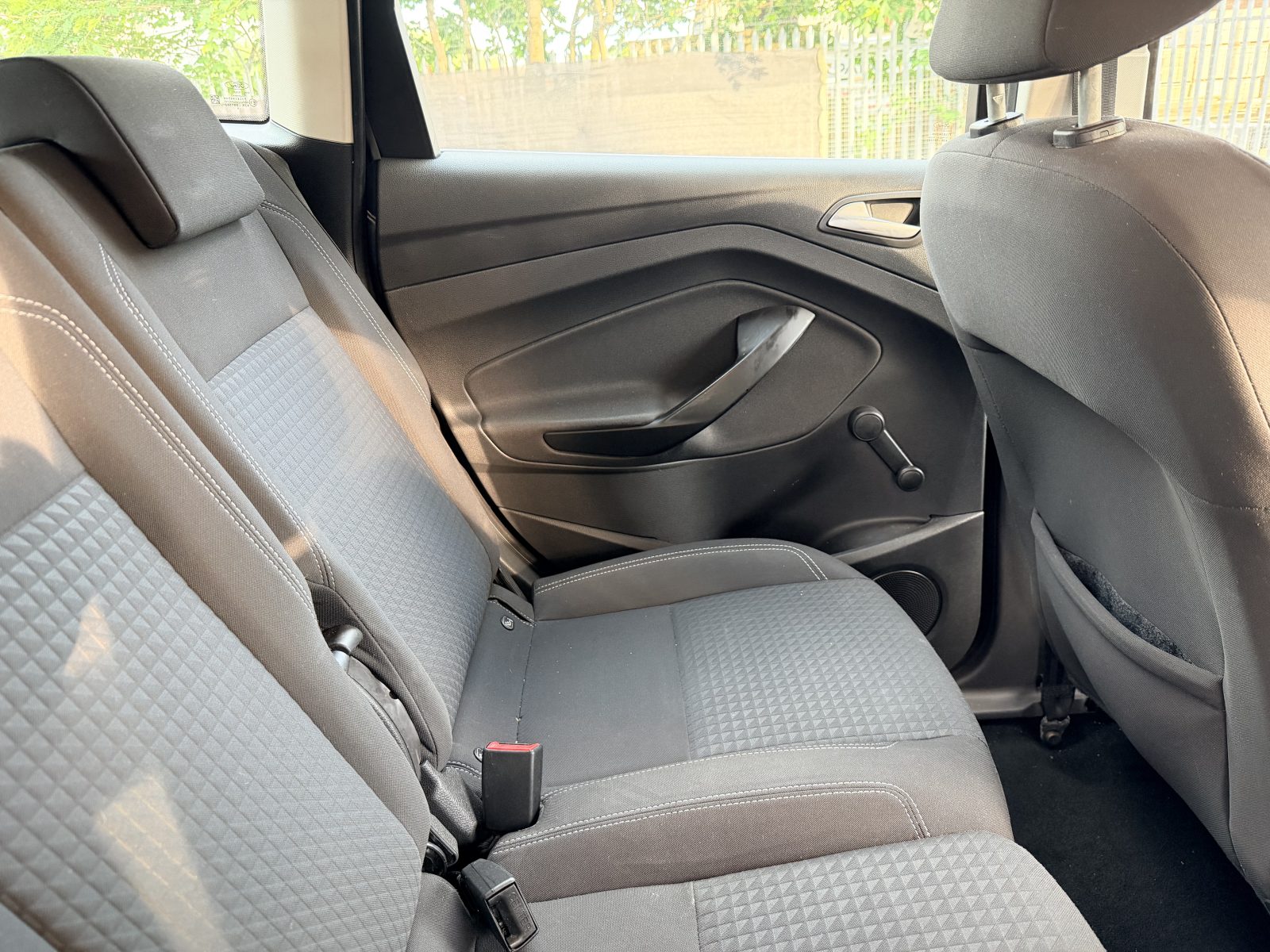 Ford C-Max Zetec TDCi 2016 — photo 29
