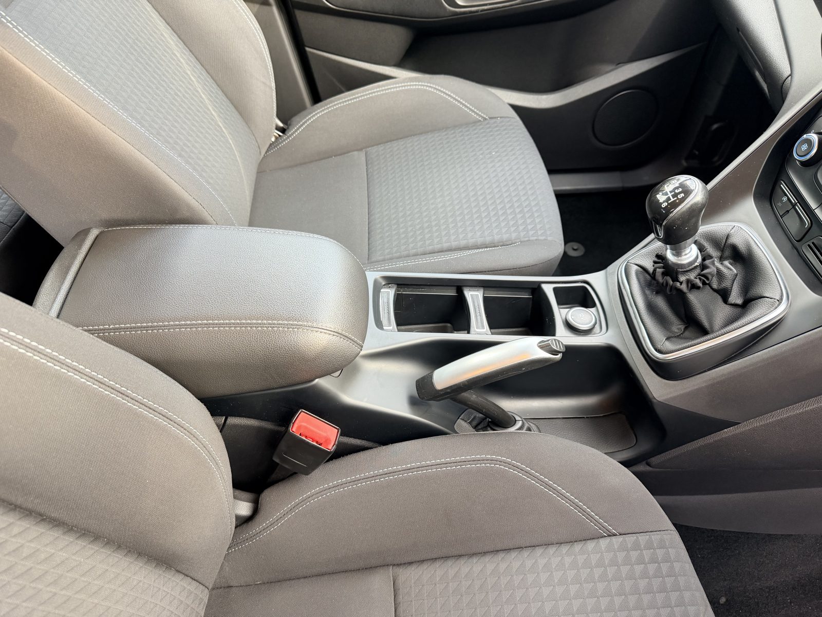 Ford C-Max Zetec TDCi 2016 — photo 22