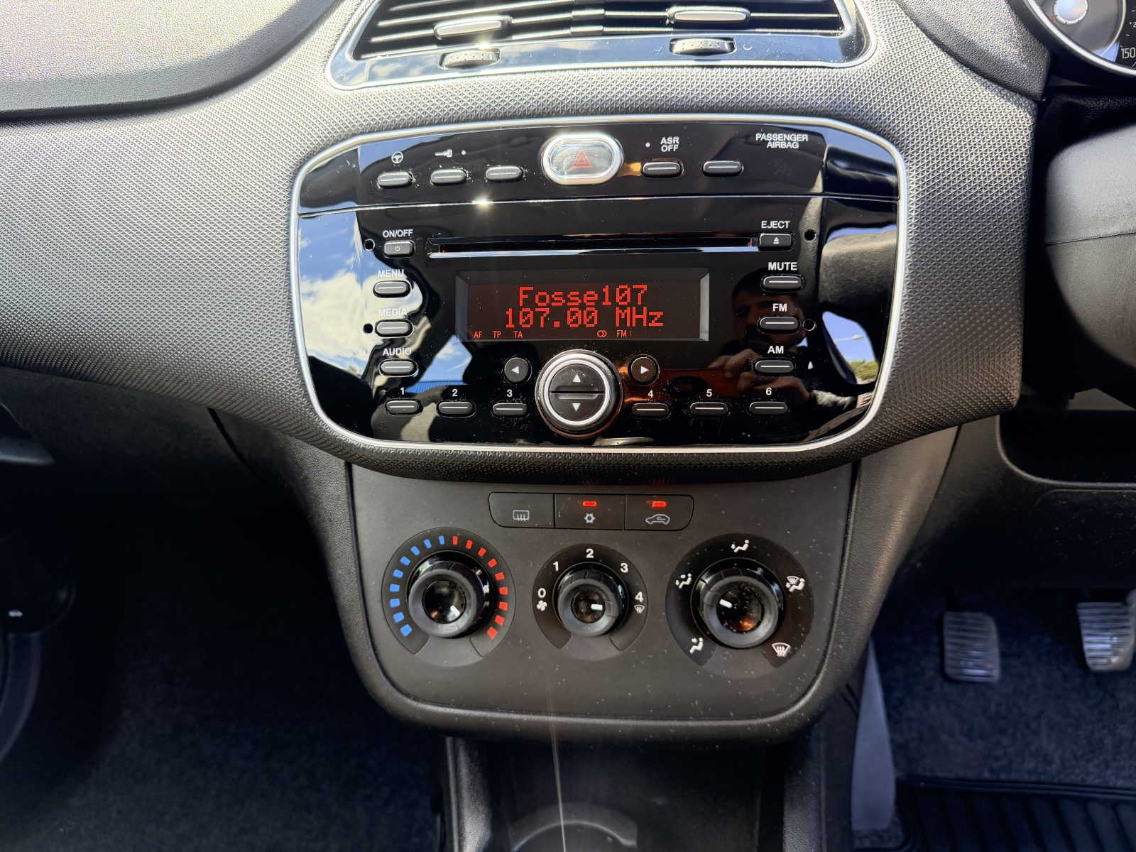 Fiat Punto Pop + 1.2 Pop + Hatchback 5dr Petrol Euro 6 (69 bhp) — photo 14