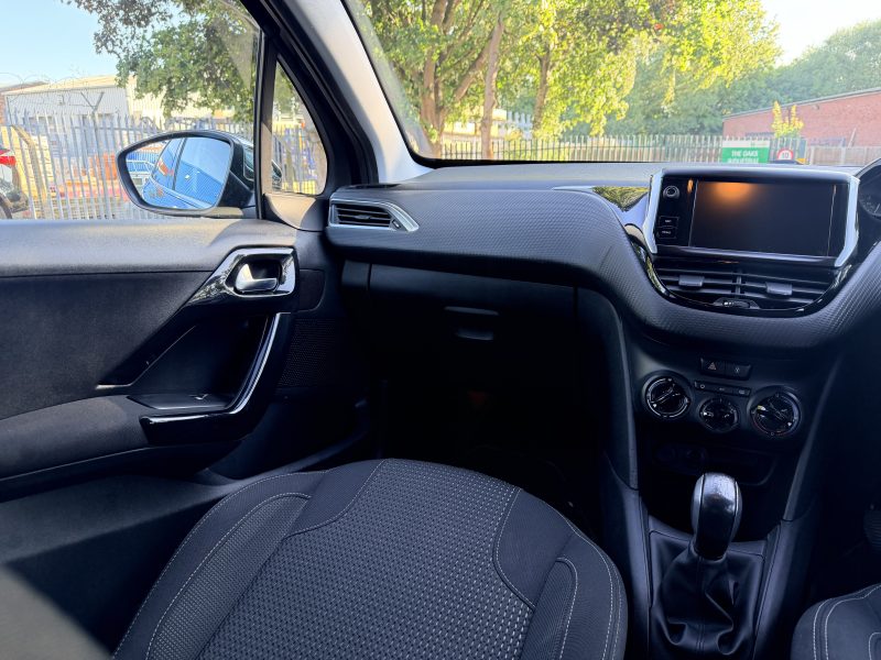 Peugeot 208 1.2 Puretech 82 Allure 2018 — photo 9 of 50