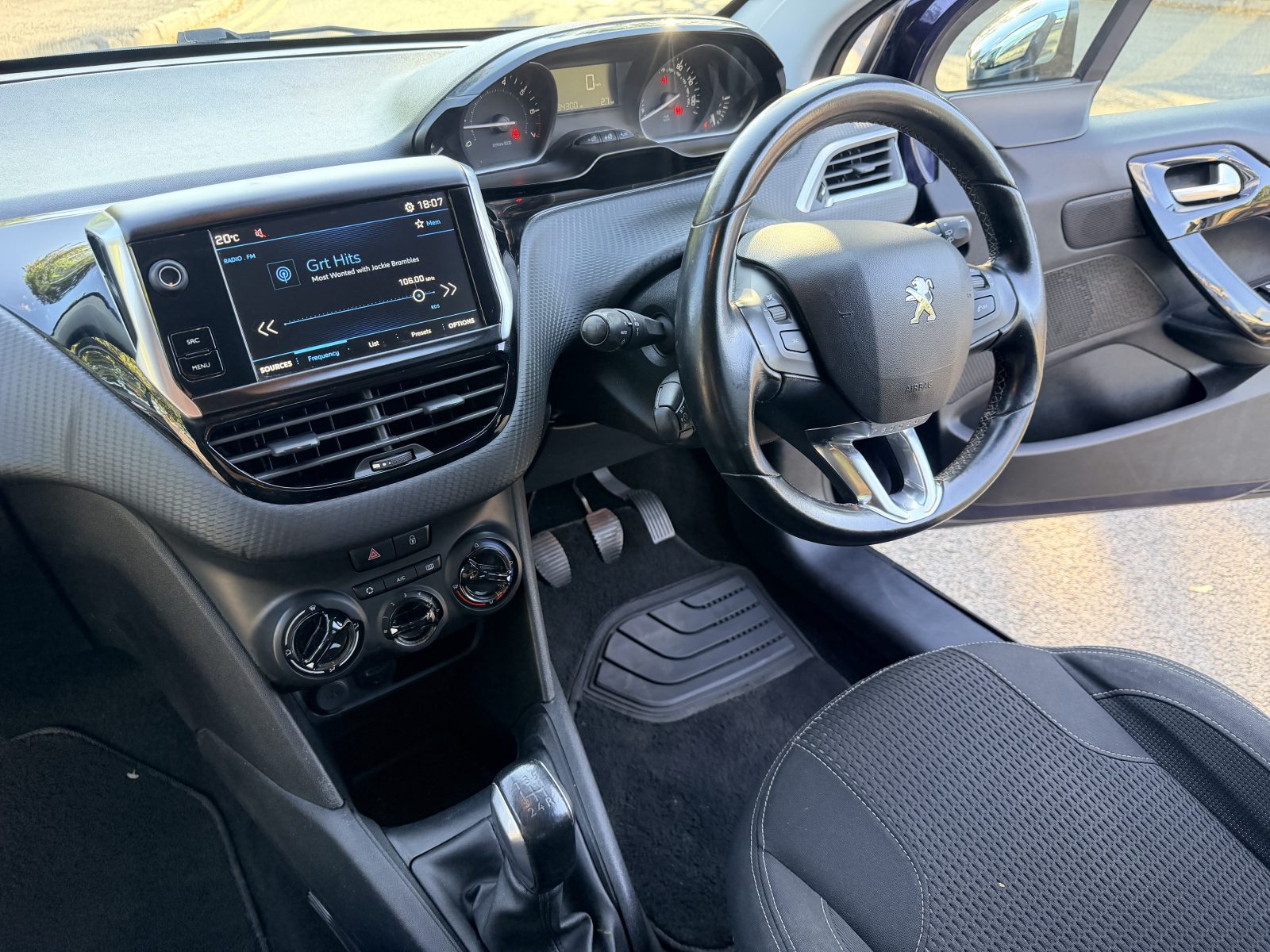 Paugeot 208 1.2 PURETECH 82 ALLURE 2018 — photo 32