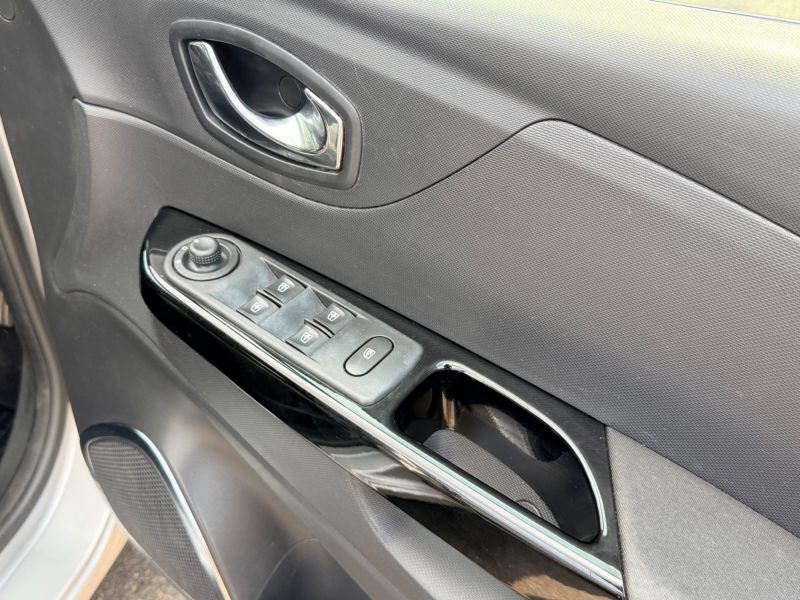 Renault Captur Dynamique 0.9 TCe Energy Dynamique Nav Euro 6 (90ps) 2015 — photo 28 of 50