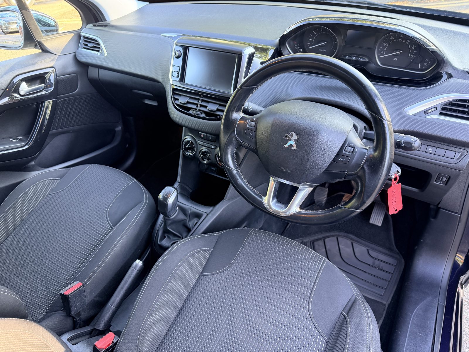 Paugeot 208 1.2 PURETECH 82 ALLURE 2018 — photo 11