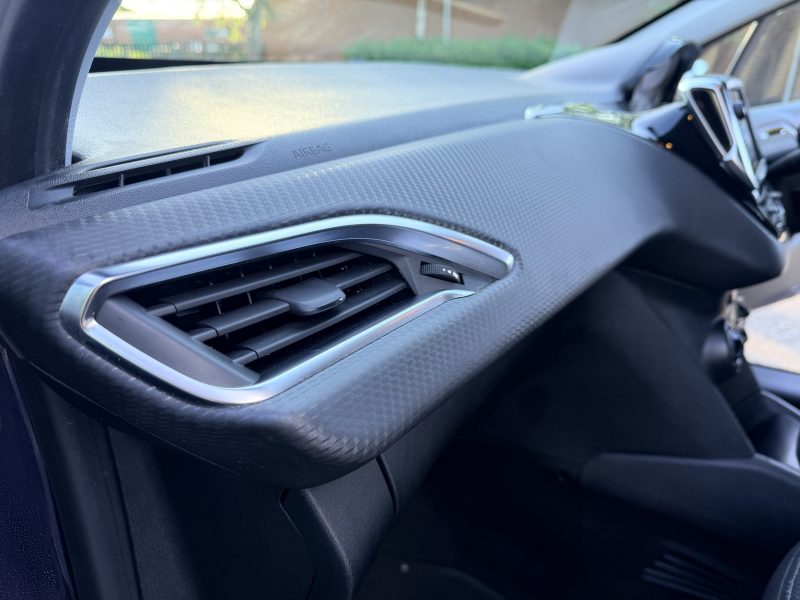 Peugeot 208 1.2 Puretech 82 Allure 2018 — photo 30 of 50
