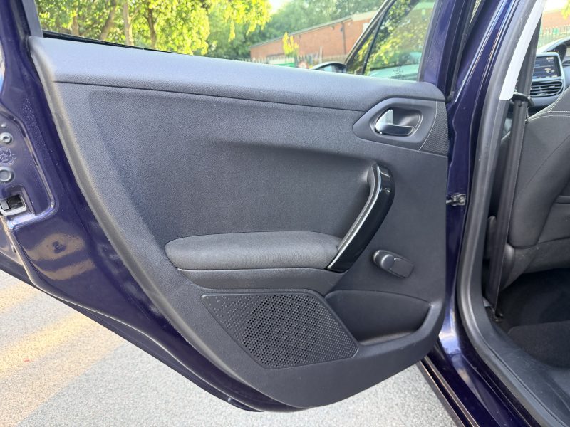 Peugeot 208 1.2 Puretech 82 Allure 2018 — photo 26 of 50