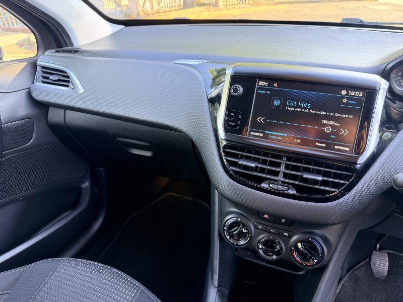 Peugeot 208 1.2 Puretech 82 Allure 2018 — photo 16 of 50