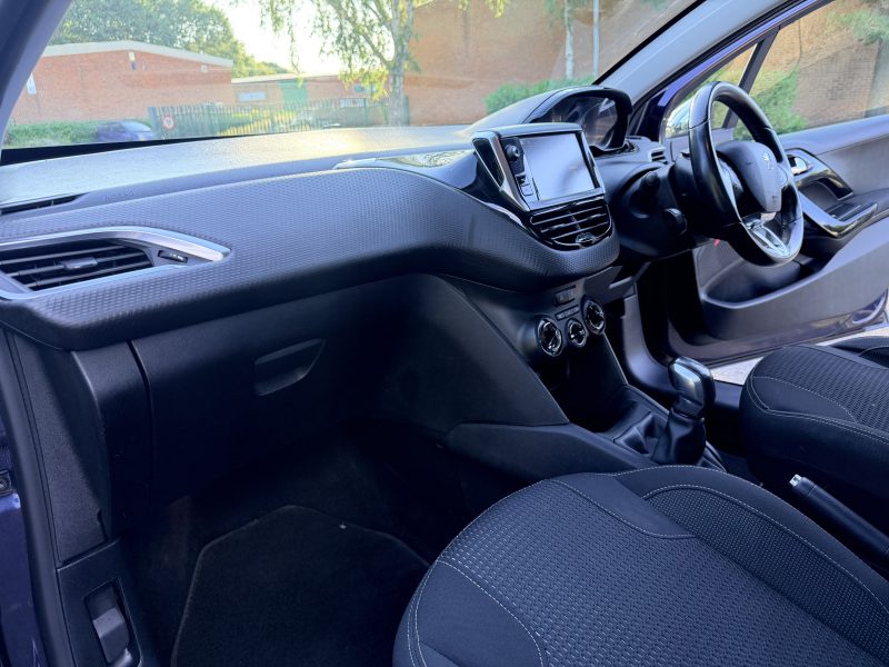 Peugeot 208 1.2 Puretech 82 Allure 2018 — photo 29 of 50