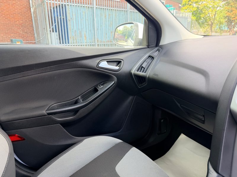 Ford Focus 1.0T EcoBoost Zetec Hatchback 5dr Petrol Manual Euro 5 (s/s) (125 ps) 2014 — photo 30 of 53