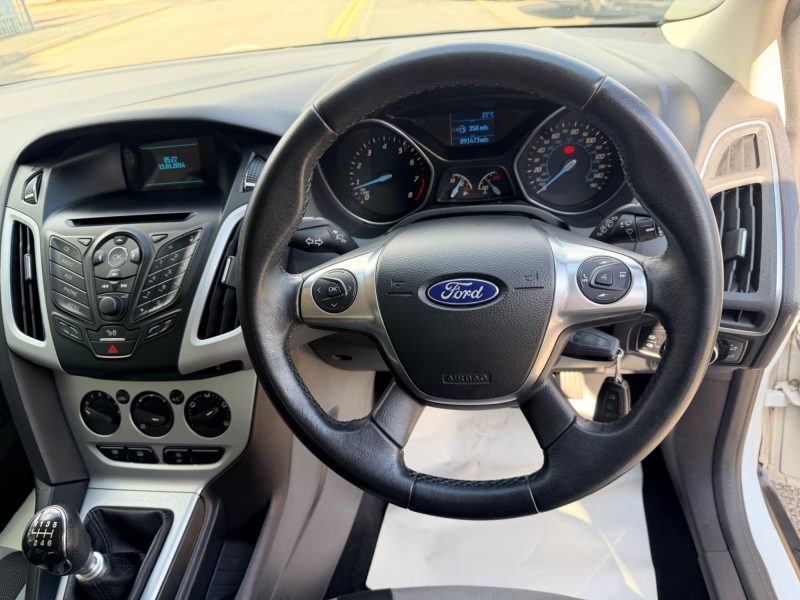 Ford Focus 1.0T EcoBoost Zetec Hatchback 5dr Petrol Manual Euro 5 (s/s) (125 ps) 2014 — photo 13 of 53