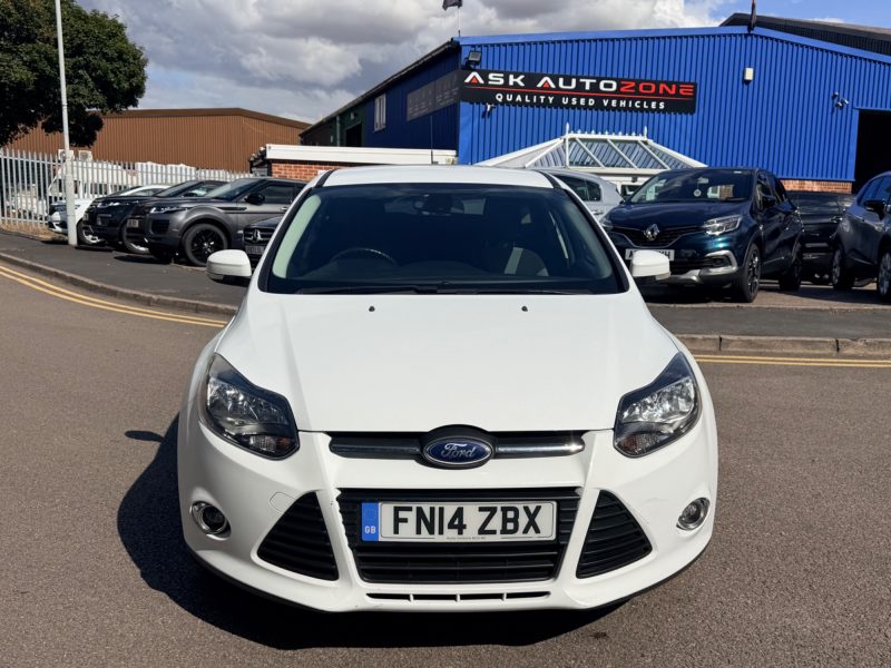 Ford Focus 1.0T EcoBoost Zetec Hatchback 5dr Petrol Manual Euro 5 (s/s) (125 ps) 2014 — photo 2 of 53