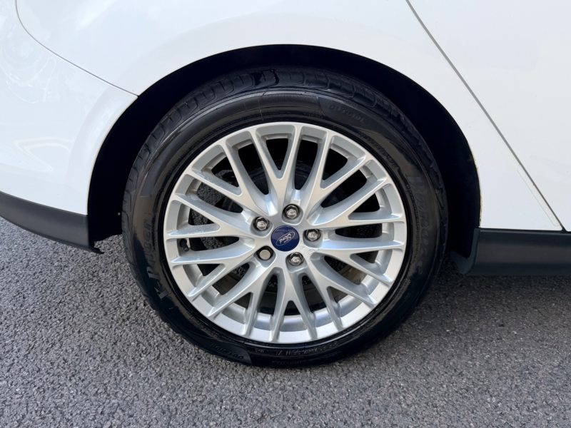 Ford Focus 1.0T EcoBoost Zetec Hatchback 5dr Petrol Manual Euro 5 (s/s) (125 ps) 2014 — photo 17 of 53