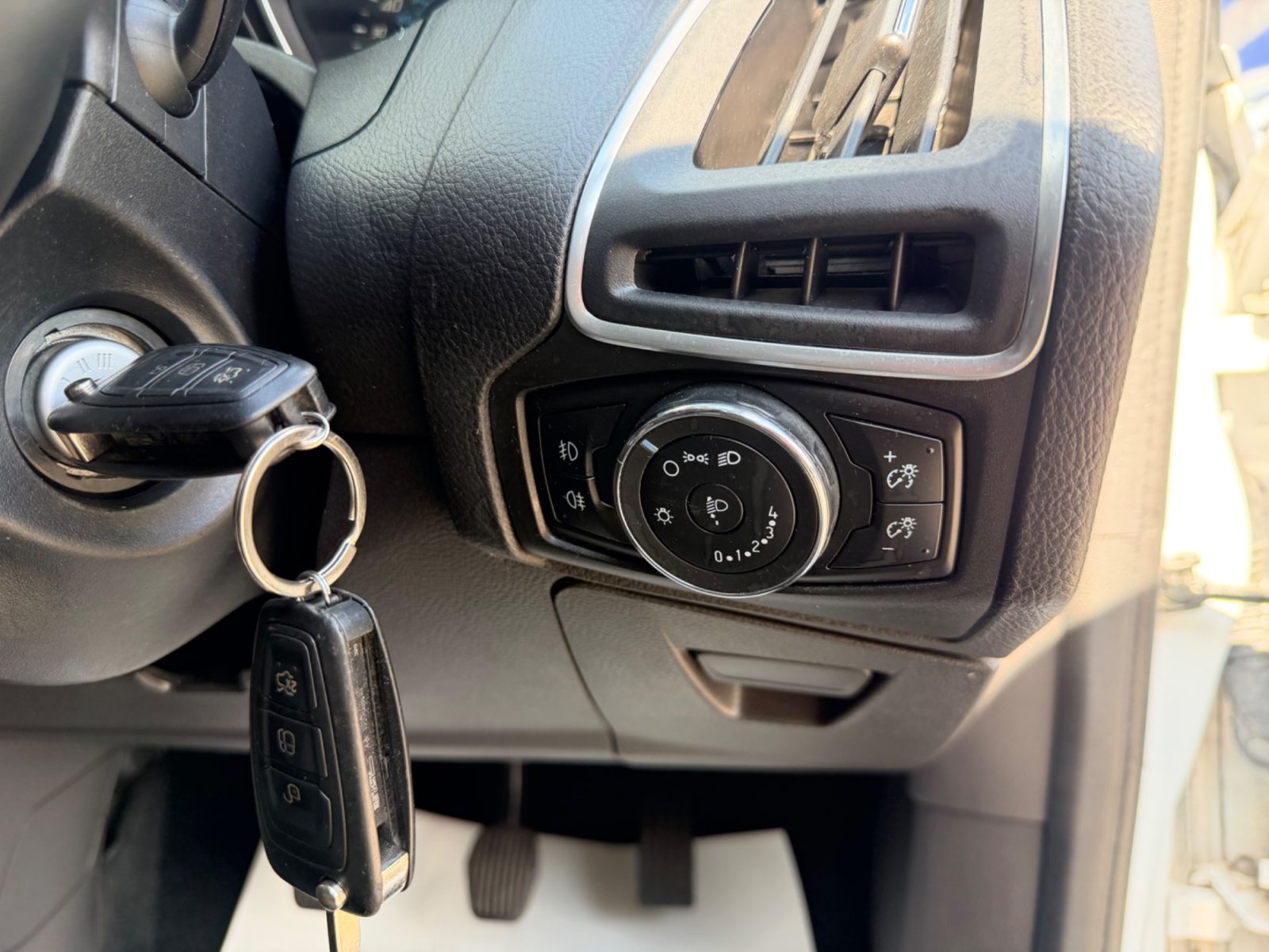 Ford Focus — photo 23