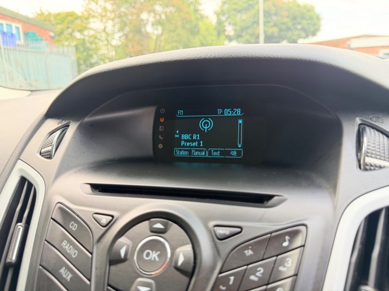 Ford Focus 1.0T EcoBoost Zetec Hatchback 5dr Petrol Manual Euro 5 (s/s) (125 ps) 2014 — photo 49 of 53