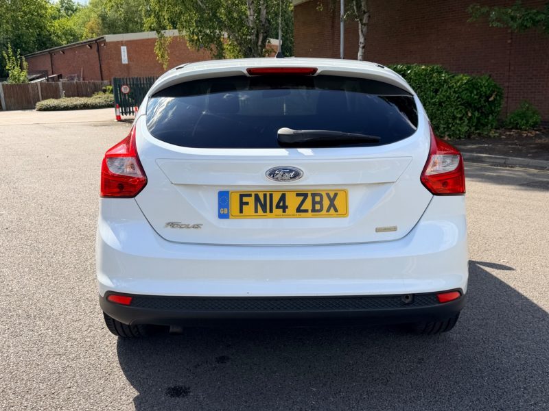 Ford Focus 1.0T EcoBoost Zetec Hatchback 5dr Petrol Manual Euro 5 (s/s) (125 ps) 2014 — photo 8 of 53