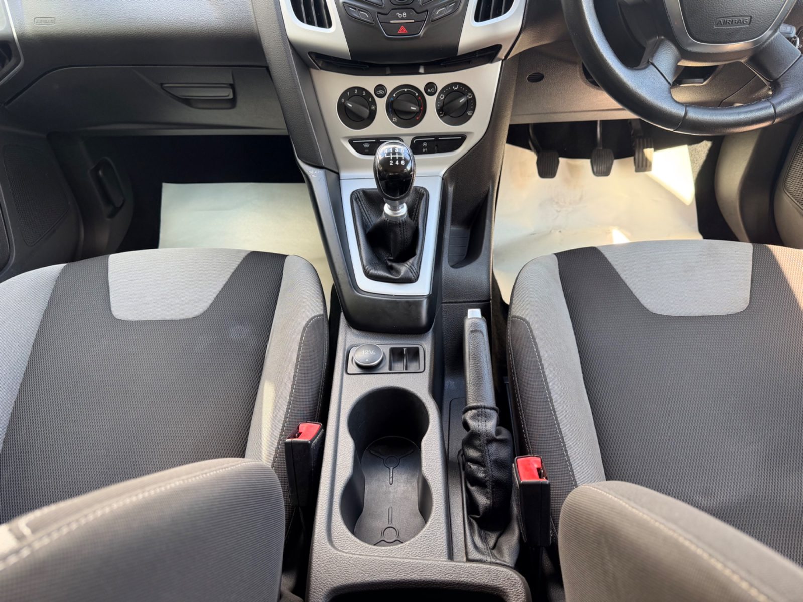 Ford Focus — photo 12