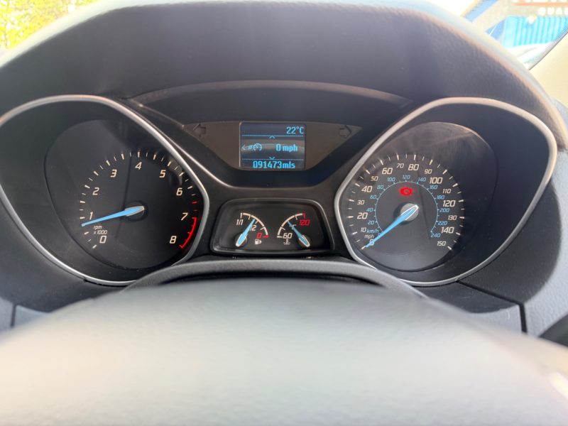 Ford Focus 1.0T EcoBoost Zetec Hatchback 5dr Petrol Manual Euro 5 (s/s) (125 ps) 2014 — photo 26 of 53
