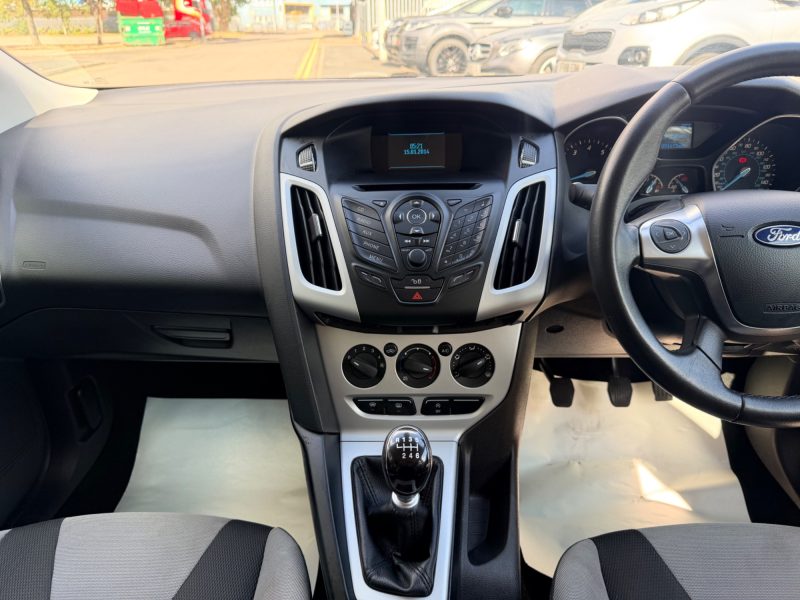 Ford Focus 1.0T EcoBoost Zetec Hatchback 5dr Petrol Manual Euro 5 (s/s) (125 ps) 2014 — photo 15 of 53