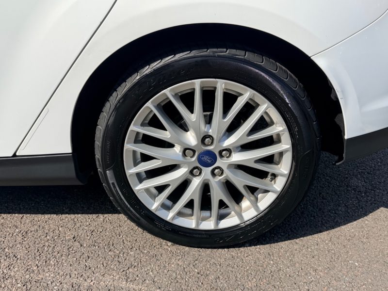 Ford Focus 1.0T EcoBoost Zetec Hatchback 5dr Petrol Manual Euro 5 (s/s) (125 ps) 2014 — photo 19 of 53