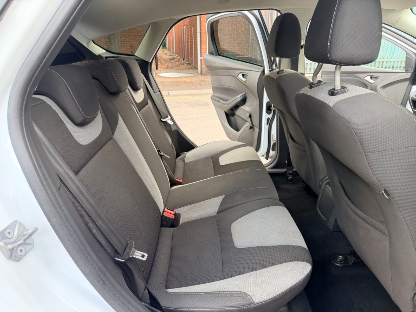 Ford Focus — photo 39