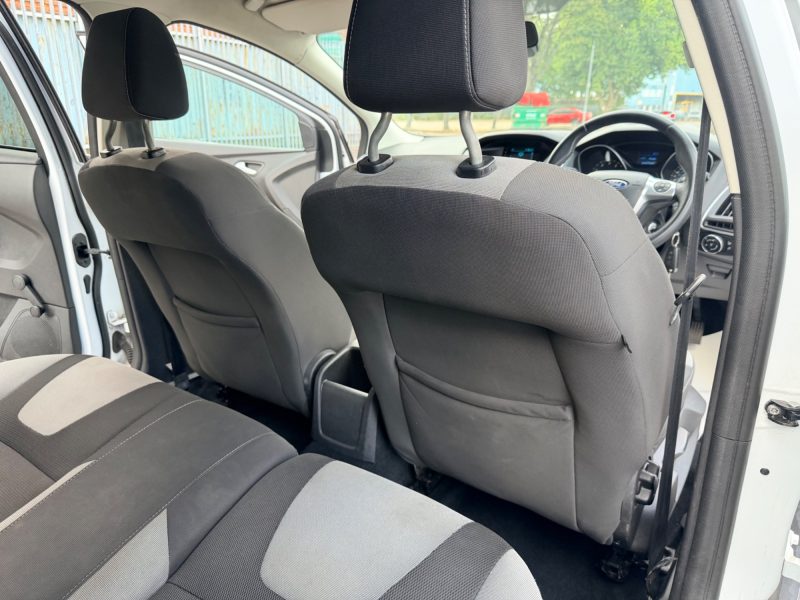 Ford Focus 1.0T EcoBoost Zetec Hatchback 5dr Petrol Manual Euro 5 (s/s) (125 ps) 2014 — photo 41 of 53
