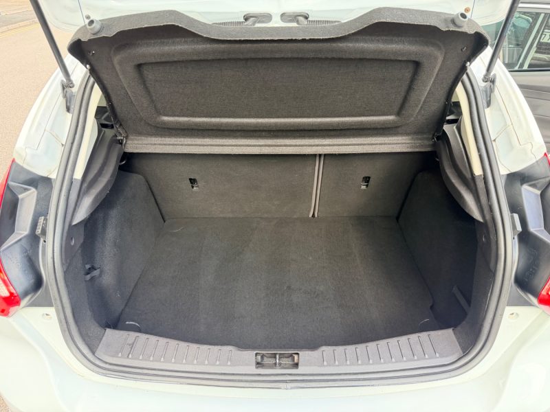 Ford Focus 1.0T EcoBoost Zetec Hatchback 5dr Petrol Manual Euro 5 (s/s) (125 ps) 2014 — photo 34 of 53