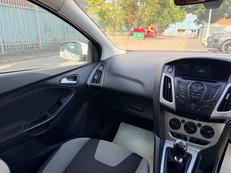Ford Focus 1.0T EcoBoost Zetec Hatchback 5dr Petrol Manual Euro 5 (s/s) (125 ps) 2014 — photo 14 of 53