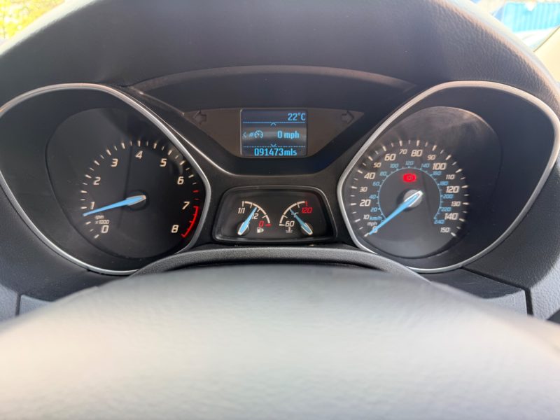 Ford Focus 1.0T EcoBoost Zetec Hatchback 5dr Petrol Manual Euro 5 (s/s) (125 ps) 2014 — photo 25 of 53