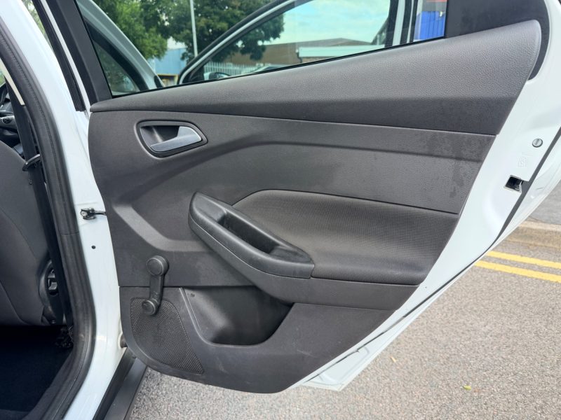 Ford Focus 1.0T EcoBoost Zetec Hatchback 5dr Petrol Manual Euro 5 (s/s) (125 ps) 2014 — photo 35 of 53