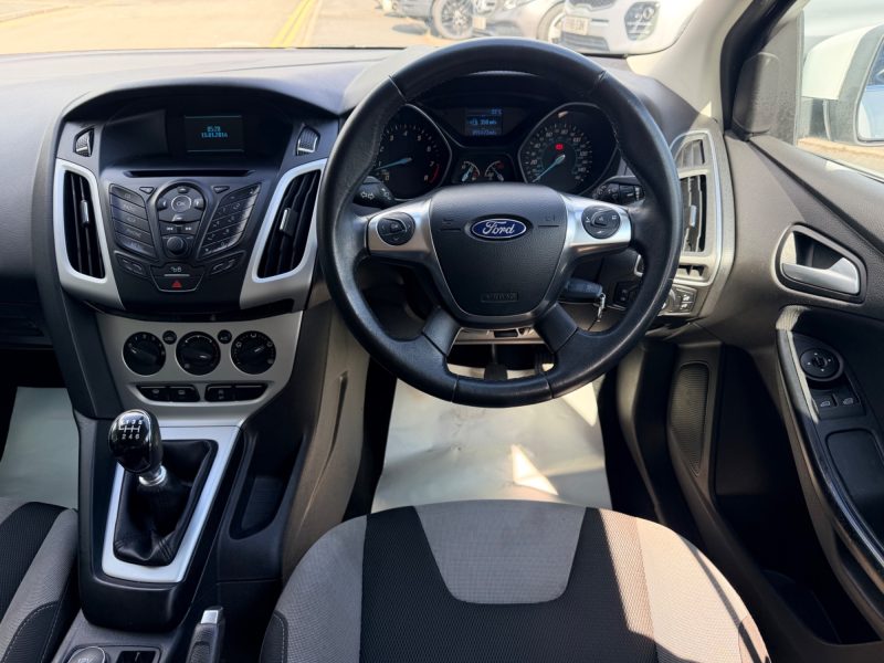 Ford Focus 1.0T EcoBoost Zetec Hatchback 5dr Petrol Manual Euro 5 (s/s) (125 ps) 2014 — photo 16 of 53