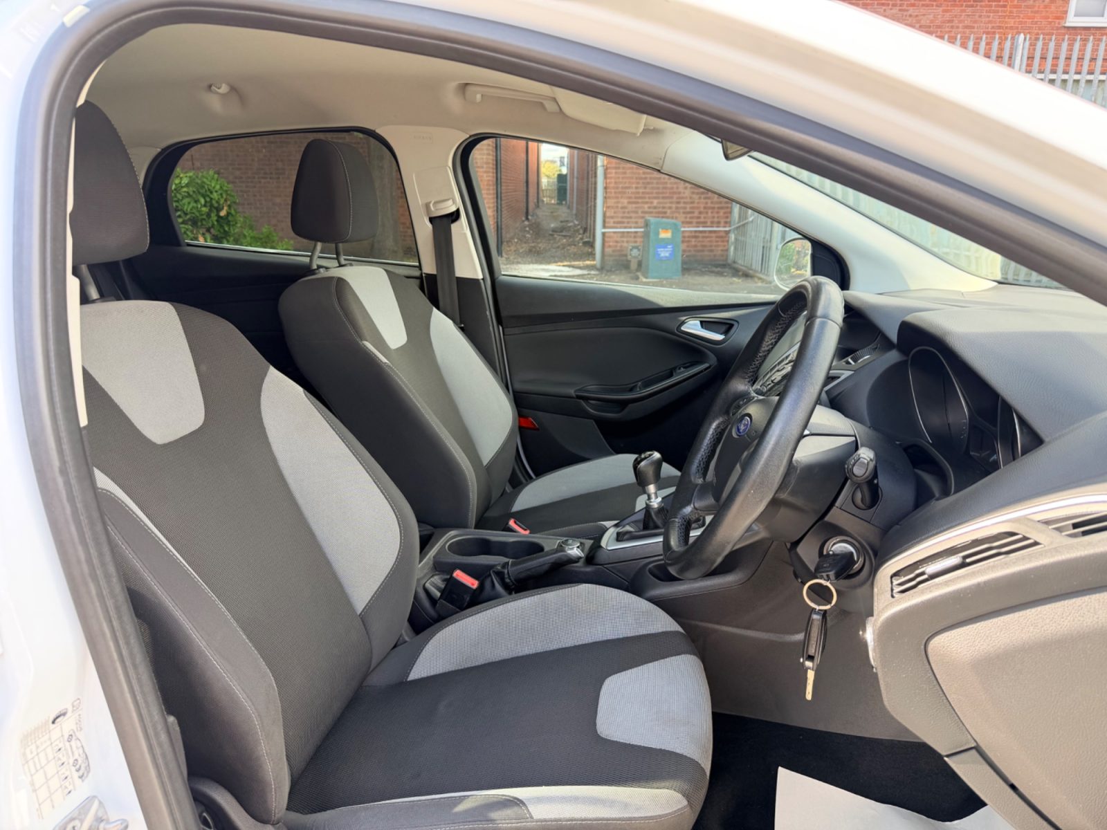 Ford Focus — photo 11