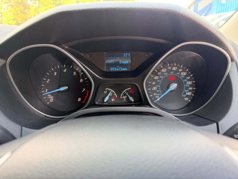 Ford Focus 1.0T EcoBoost Zetec Hatchback 5dr Petrol Manual Euro 5 (s/s) (125 ps) 2014 — photo 24 of 53