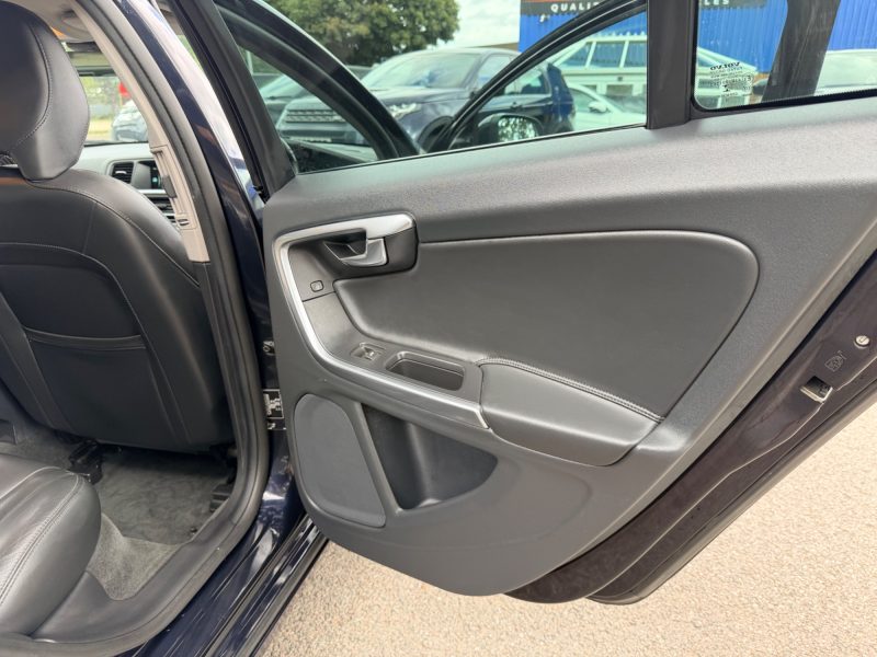 Volvo S60 SE Lux Nav 2.0 D4 SE Lux Nav Saloon 4dr Diesel Manual Euro 6 (s/s) (190 ps) 2016 — photo 38 of 76